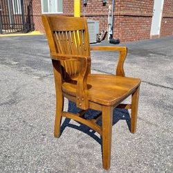 Vintage 1940's Oak Bankers / Jurors Chair
