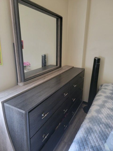 Elegant Dresser with Mirror – Great Condition!