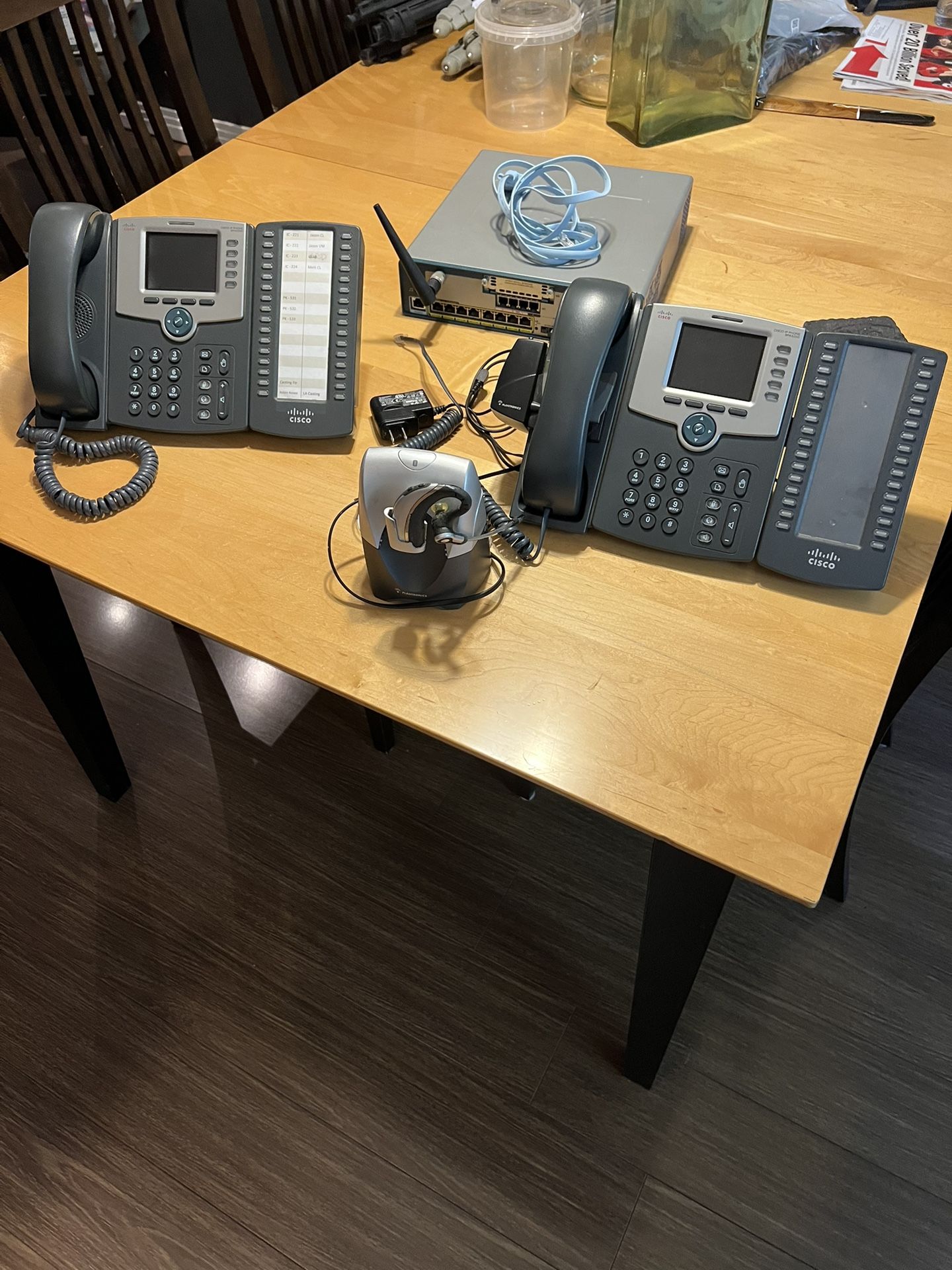 VOIP Phone System - Cisco UC-540Fxo-k9 - Complete With 2 SPA525g Phones 