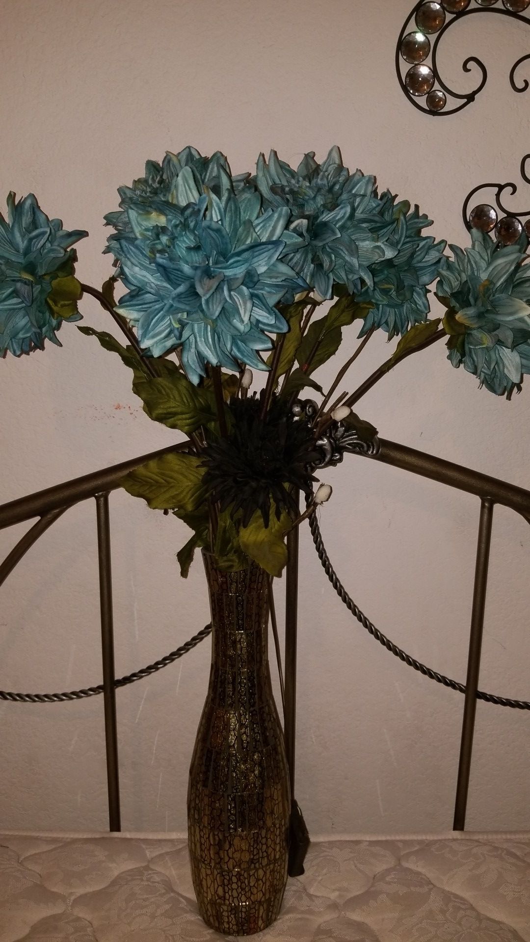 Amazing gold vase with turquoise flower decor