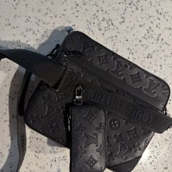 lv trio messenger bag (monogram shadow black)