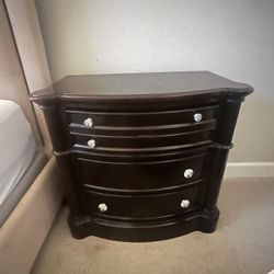 Dresser And 2 Nightstands 