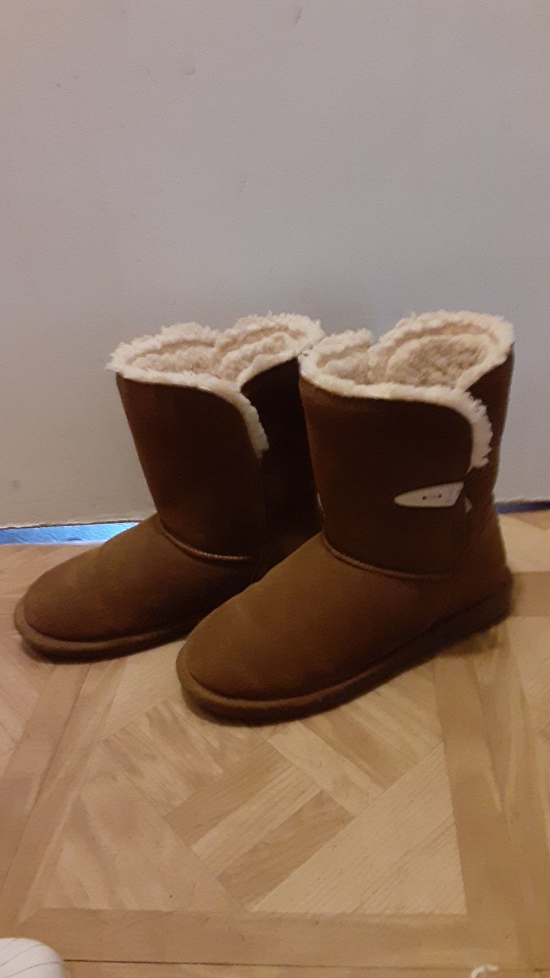 Brown NEW BEARPAW boots size 9