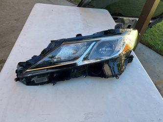 Headlight Left Toyota Camry 2018 al 2023