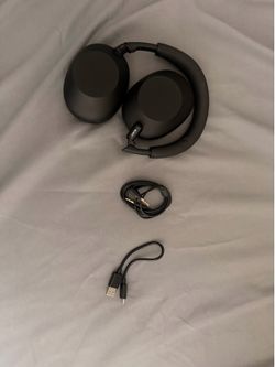 Black Sony WH-1000XM5