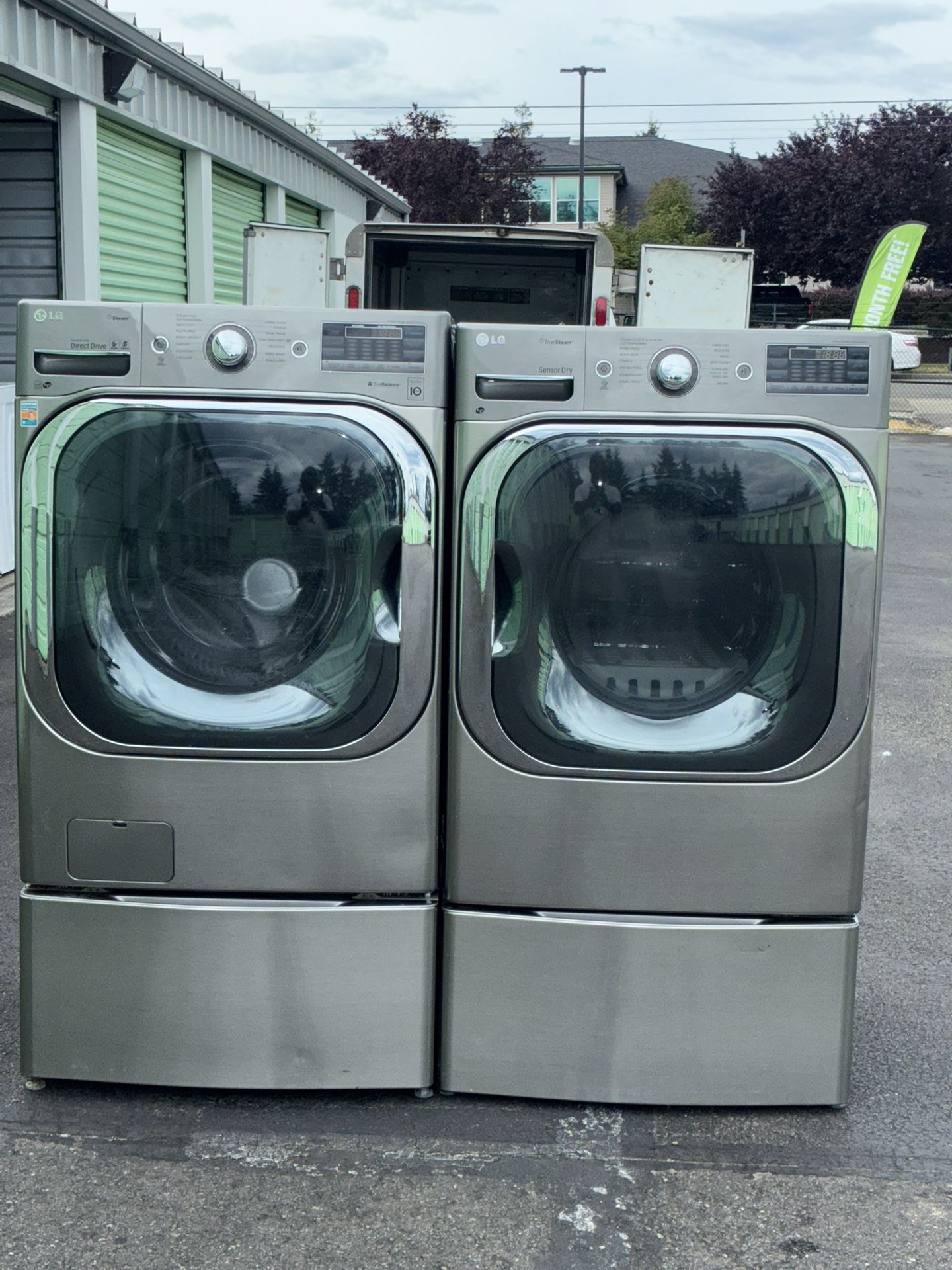 JUMBO LG XL CAPACITY 5.0 C/FT WASHER AND 9.4 C/FT ELECTRIC DRYER,WITH PEDESTAL. WORKS PERFECT. 30 DAYS WARRANTY.