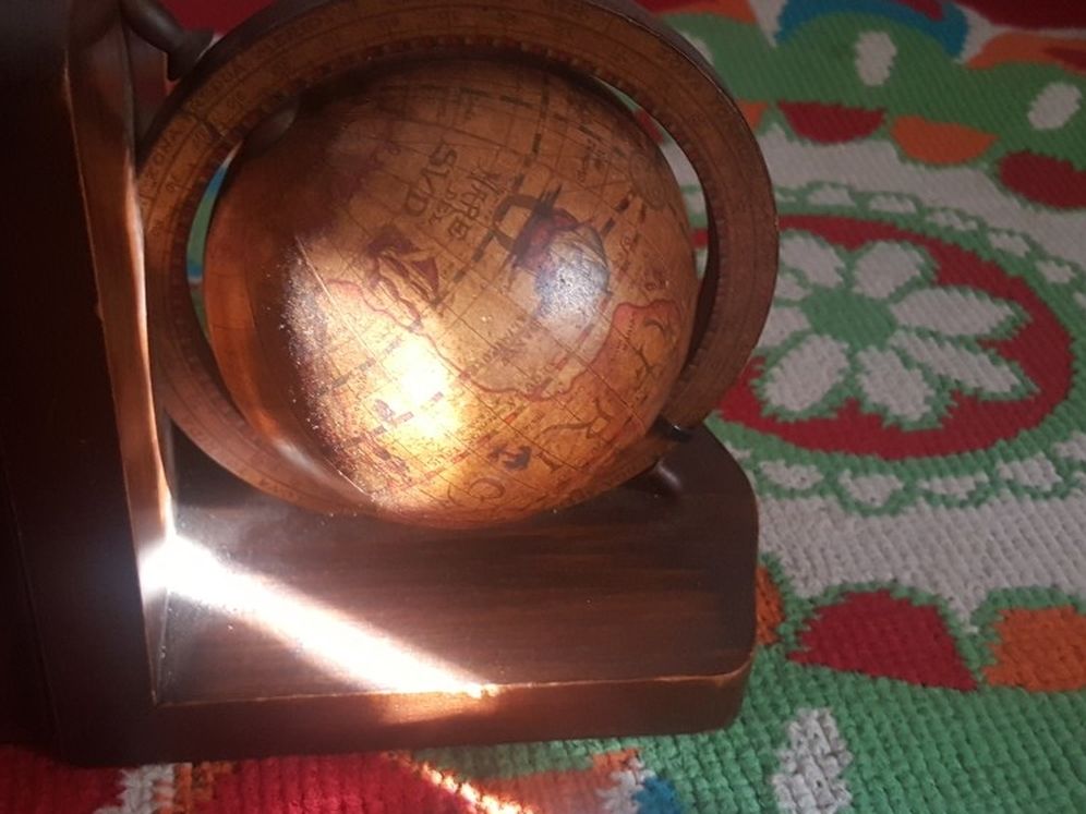 Globe Book Holders