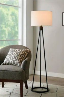 Hampton Bay

Higgins 56.25 in. Black Tripod Floor Lamp with Round Base