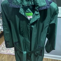 Women’s Long Green Button Raincoat w/removable lining/hood/belt-2 front pockets-Sz 8