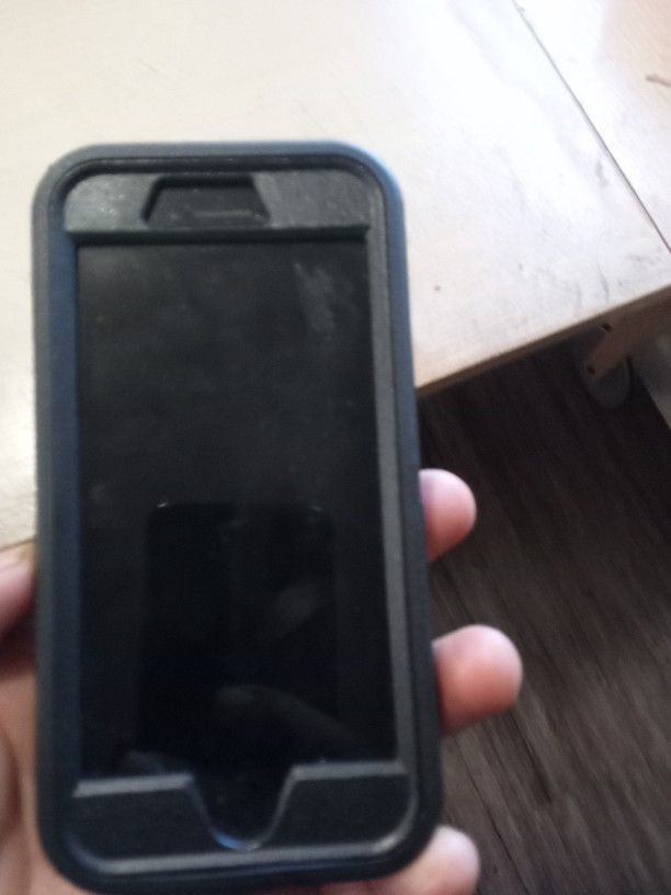 Iphone 7 With Otter Case And Clip