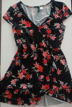 Light Women's black and red floral dress- size 6/ small/medium , DIVIDED H&M brand