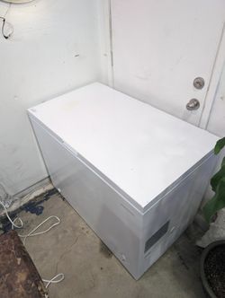 Insignia Chest Freezer 10.2 Cu Ft