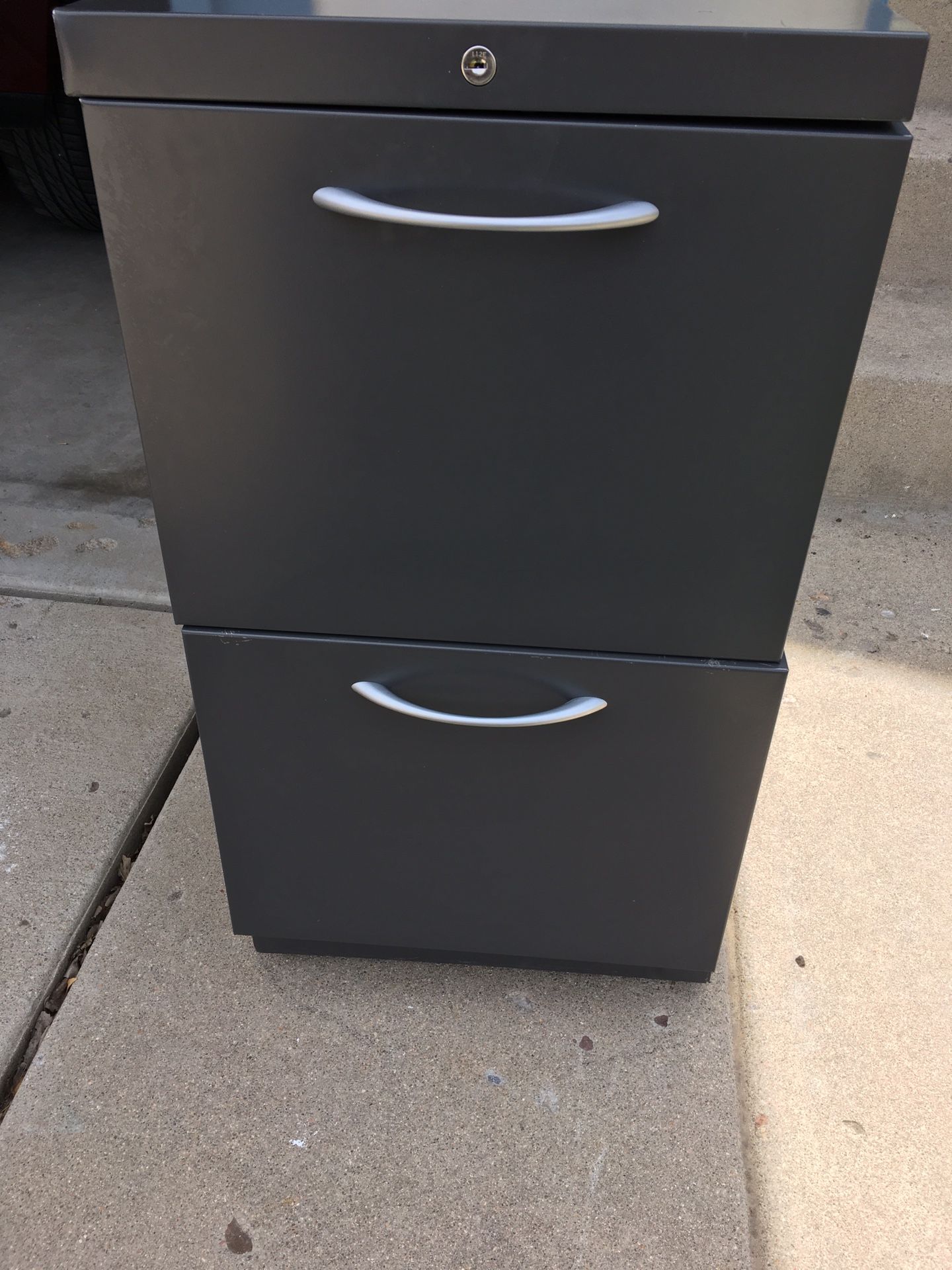 File Cabinet (Gray). Wheels/Key