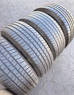 245/70/17 Vendo Un Set De Llagas Marca Michelin con Un 80% De Vida Las 4