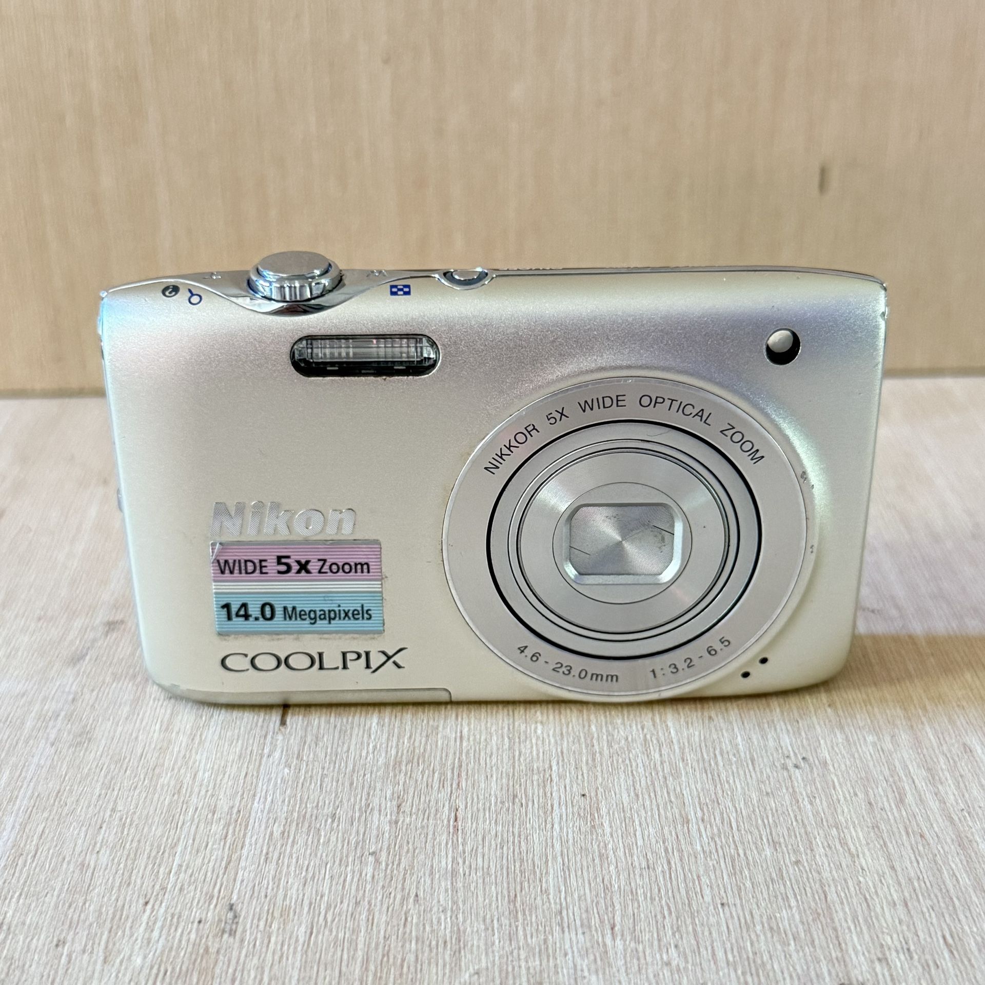Nikon Coolpix S3100 Digital Camera Silver “BROKEN SCREEN” For Parts/Repair” Read