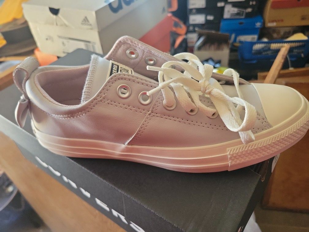 Converse Size 7 1/2 Women