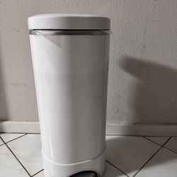 Munchkin STEP Diaper Pail, Powered by Arm & Hammer 