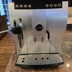 Jura impresses Z5 One Touch Super Automatic Espresso Machine