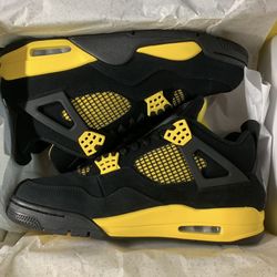 DS Jordan 4 Retro Thunder 2023