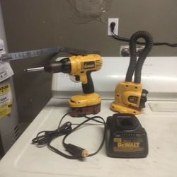 DeWalt Drill Y Bateria El. CArgador Se Coneta En El Carro  $55  18v      18v