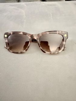 beautiful brand new louis vuitton women's sunglasses. (MUST SELL TODAY)