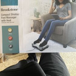 Foot massager w/heat new in box 10$