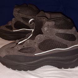 Adidas, yeezy desert oil boots size 10(no box)
The boots seem like they run smaller than a 10..
Located (5900 Lewis st Dallas TX 75206)
No holds and c