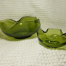VTG glass Anchor Hocking green curved wavy Chip & Dip 2 Piece Set .  The large bowl is 9" round x 4" deep the small bowl is 5" round x 2.5" tall. Miss
