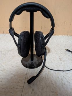 Computer headphones with stand