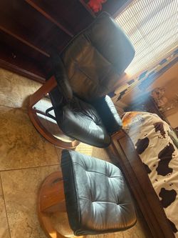 Black Leather Lounge Chair & Foot Rest