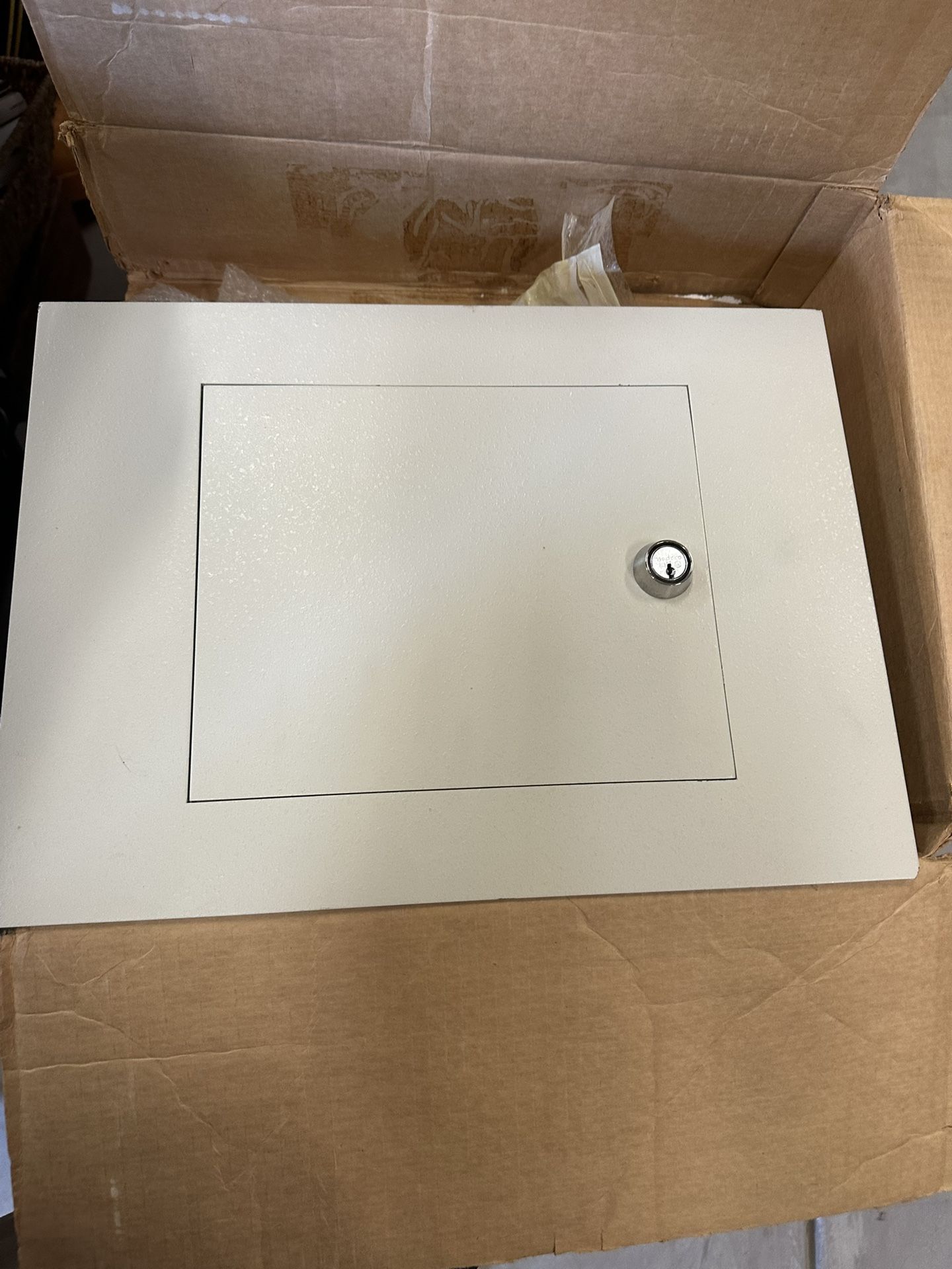 Wall Mount Heavy Duty Keyed Safe. New Business equipment