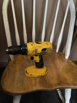De Walt 18v Drill Works Good But It Needs The Battery 