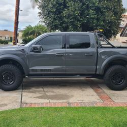 2021  Ford F-150 Raptor*9 Baja Design LP6 Lights*Chase Rack*RSG Double Tire Holder *4 Used & 2 New 37x12.5x17  BFG KM3 Mud & Wheels O