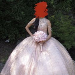Quinceñera Dress With 2 Umbrellas And Bouquet 
