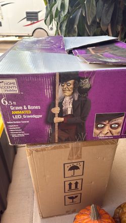 Halloween animatronic prop Grave & Bones gravedigger