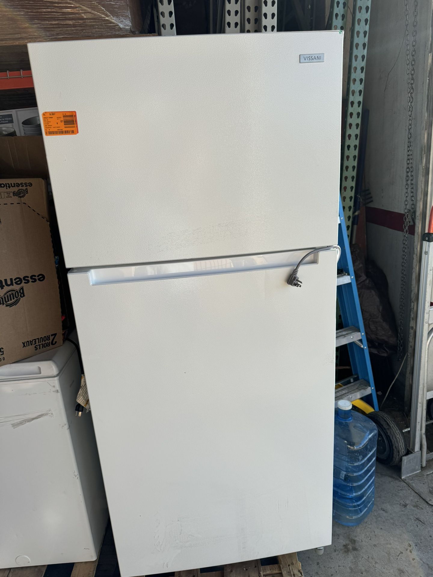 Vissani 18 cu. ft. Top Freezer Refrigerator DOE in White NEW SCRATCH AND DENT UNIT