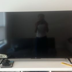 Roku 50” TV / Tv Mount 