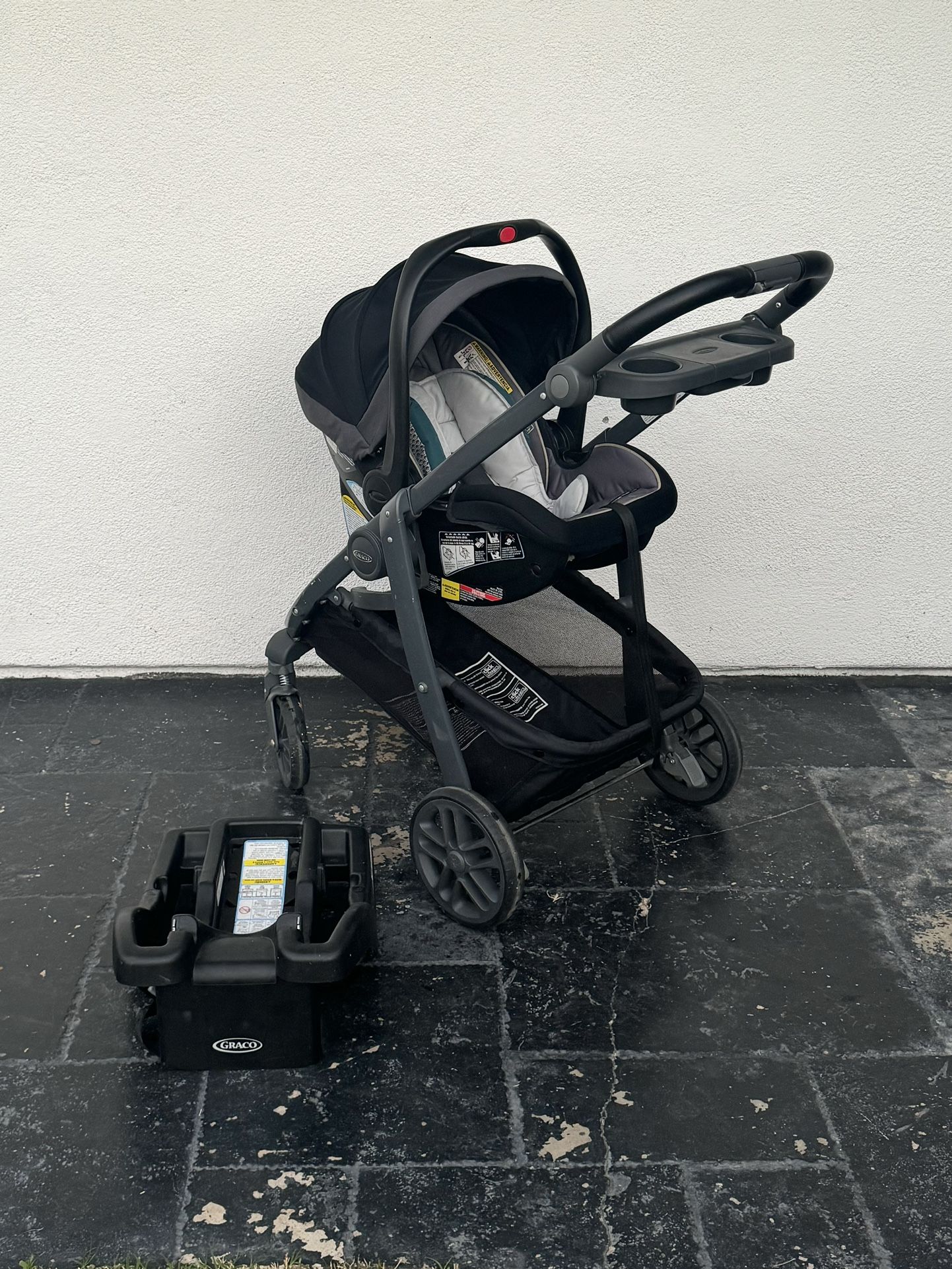 GRACO SNUGRIDE SNUGLOCK INFANT CAR SEAT AND CADDY STROLLER!!