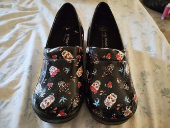 Easy Street Laurie Womens  Sugar Skull Slip Resistant Clogs