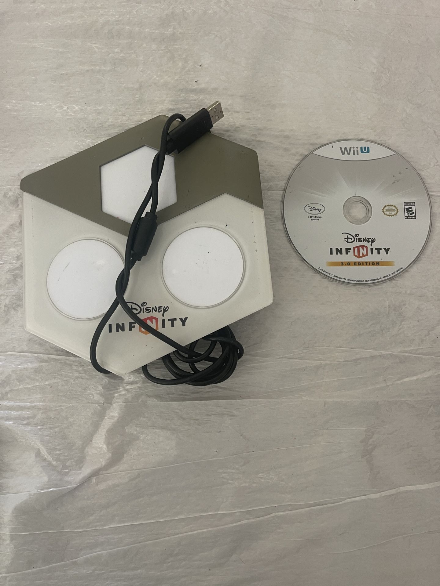 Nintendo WII U Infinity Portal Base Pad And Disney Infinity Game