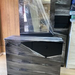 Dresser With Mirror