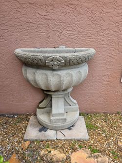 Concrete Wall Fountain – Solid Cast‑Stone – Minor Internal Cracks (Fully Repairable)