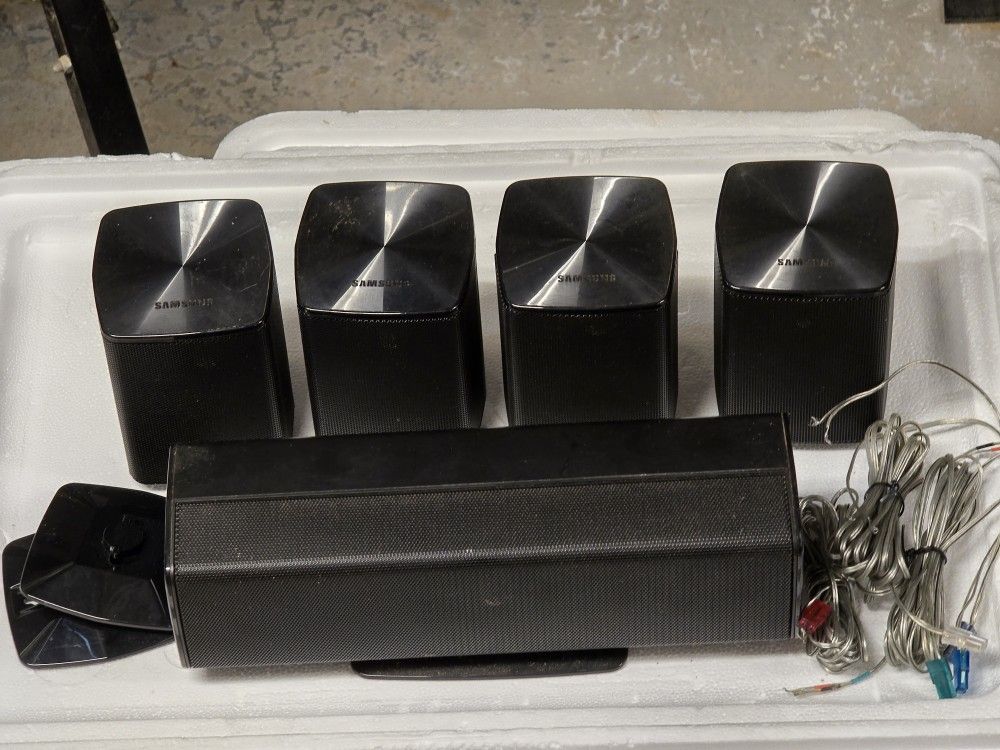 Samsung 5.1 Surround Sound Speaker and Subwoofer Set