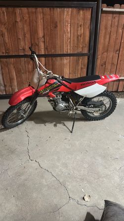 Dirt bike lift stand and 2001 Honda XR100R dirt bike