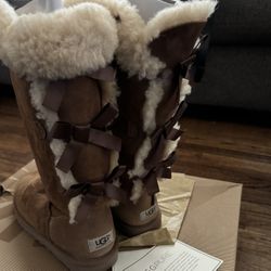💕🍀UGG Bailey Bows Boots Size 8