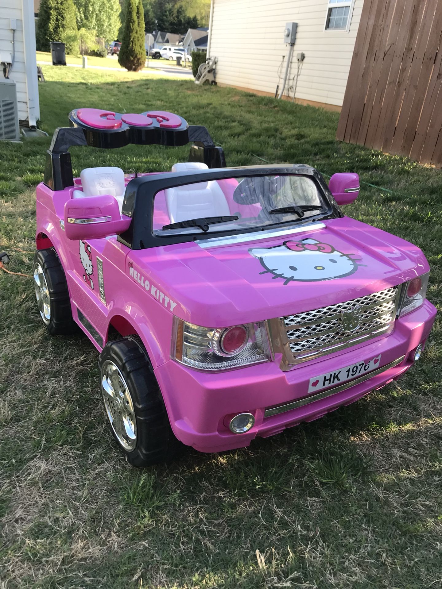 Hello Kitty SUV 12-Volt Battery-Powered 2 Seats Ride-On, Light-up, Pink