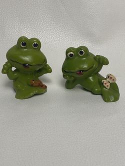  Vintage 1970's Miniature Green Hard Plastic Frog Figures with Worm Hong Kong