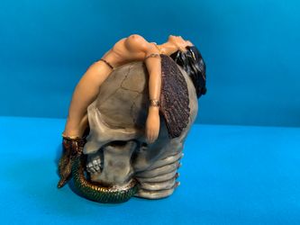 Collectible Princess figure Woman action statue on skull