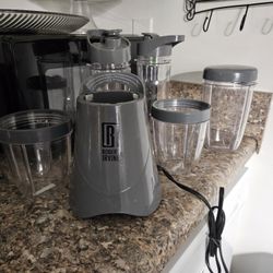 GRAY ROBERT IRVINE PERSONAL BLENDER WITH 3 CUPS AND 2 BOTTLES