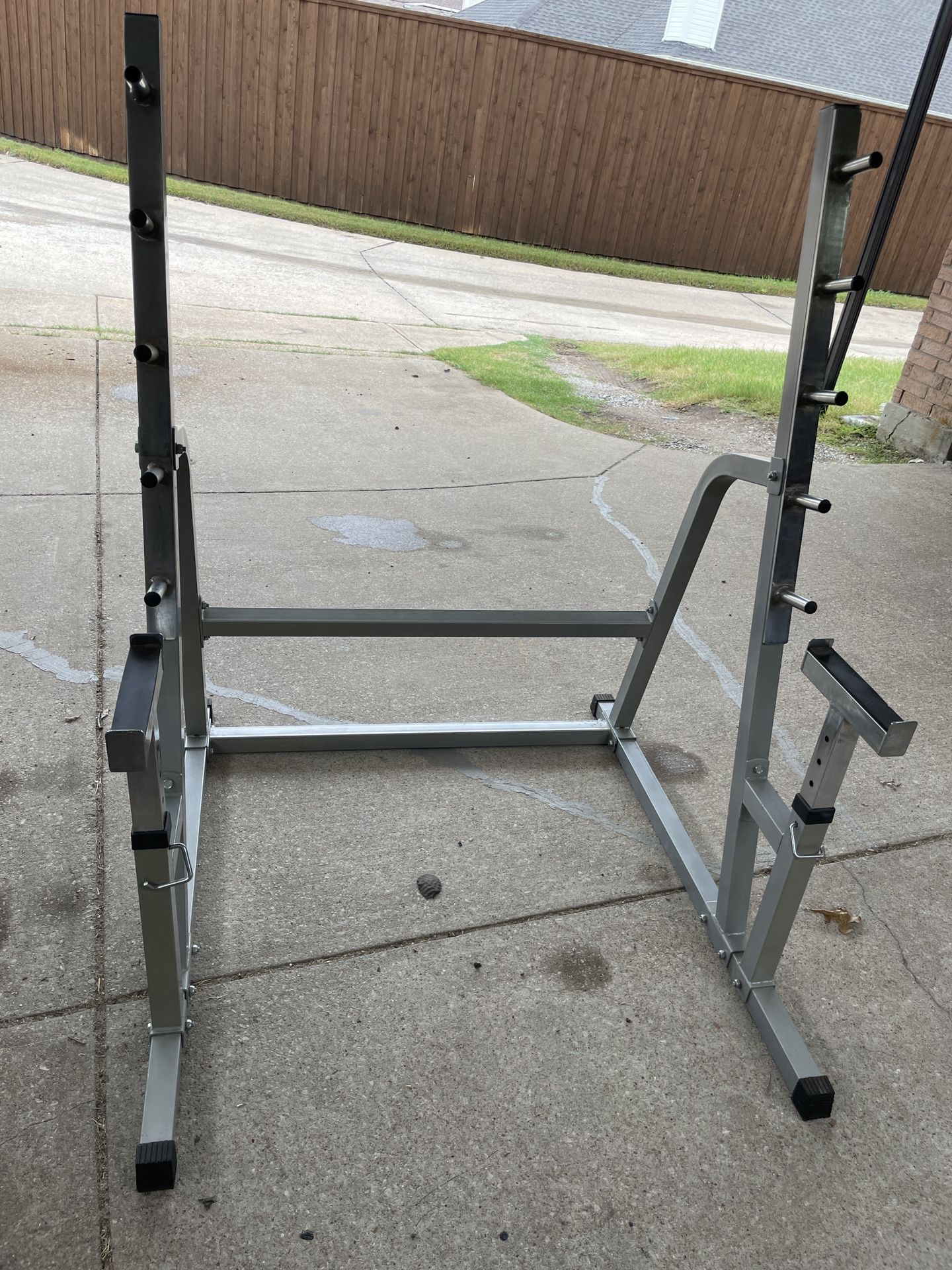 LikeI Brand NEW VALOR FITNESS USA SQUAT - BENCH PRESS COMBO RACK Nothing wrong with it. Looks brand new. Upgrading my home gym. 300 cash OBO. Located